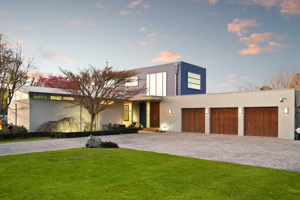 Commanding Contemporary
