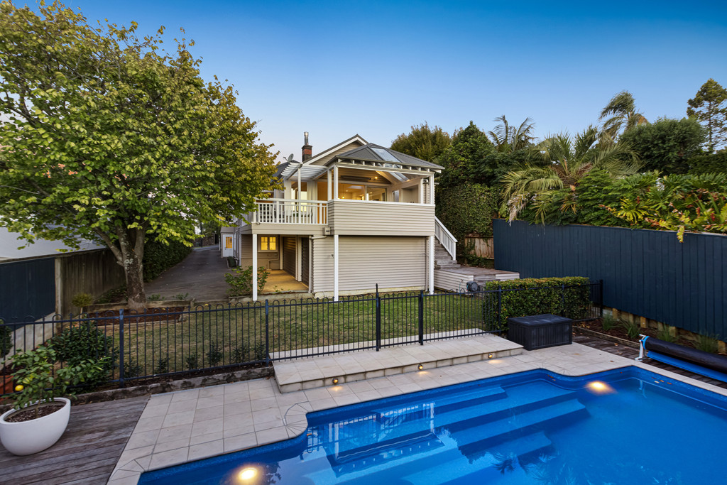 Auction 1st April, 1pm -  Elegance on Seaview Rd