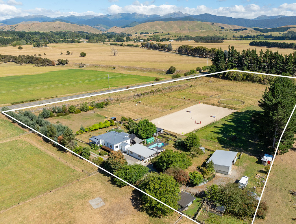Equestrian, Swimming Pool and Family Living