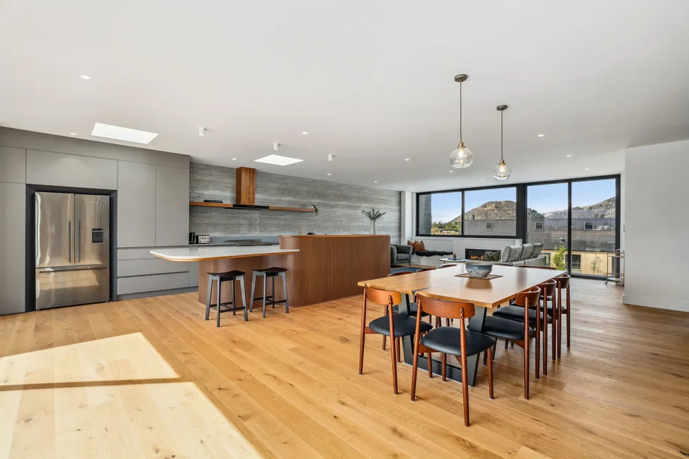 Vendors Mean Business - Going Under the Hammer!
