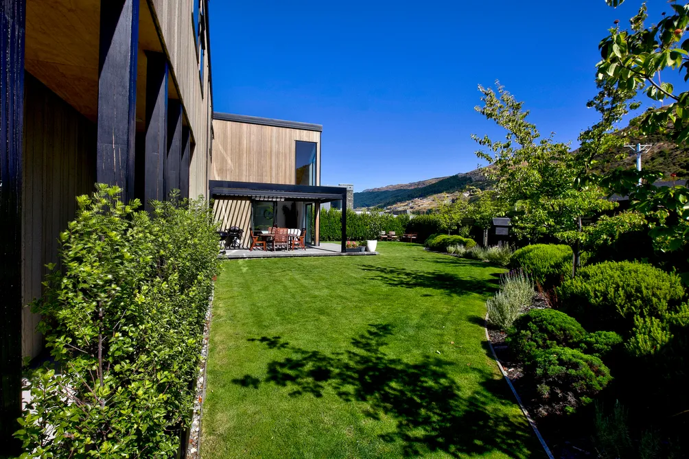NOW SOLD BY DEE MOLNAR