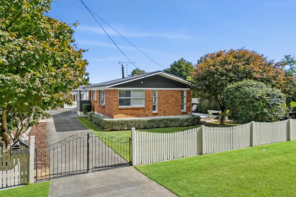 Immaculate Home and Sleepout by Greenbelt