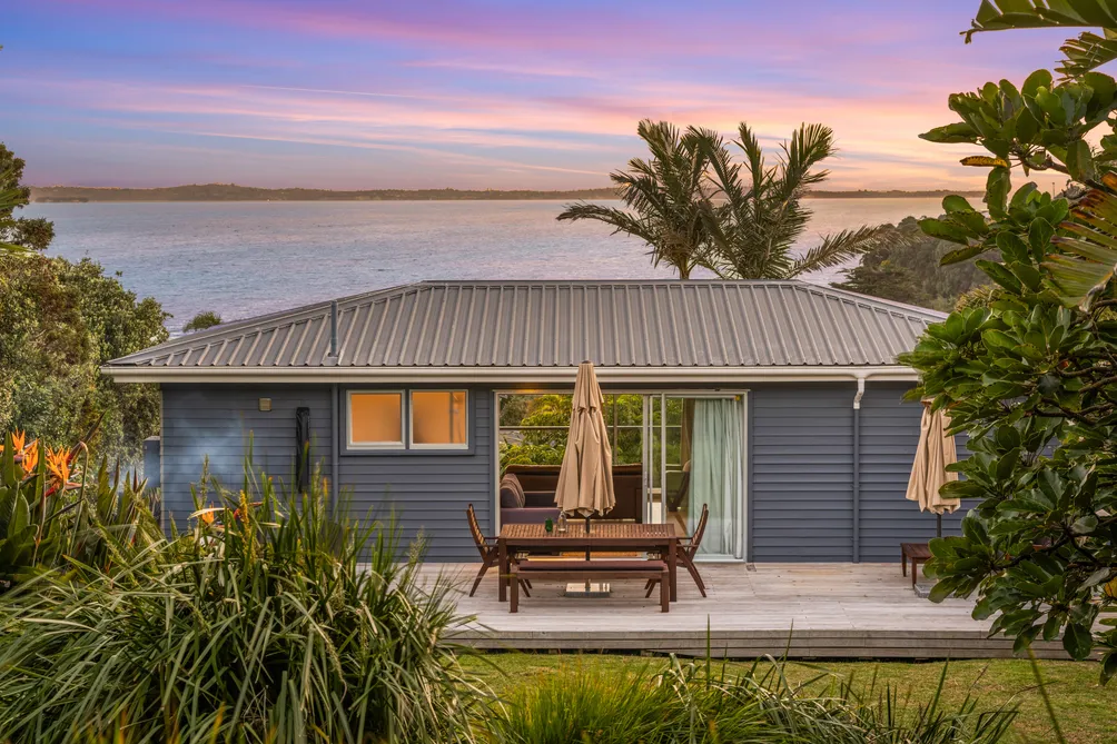 Seaviews and Sunsets – Escape to Surfdale