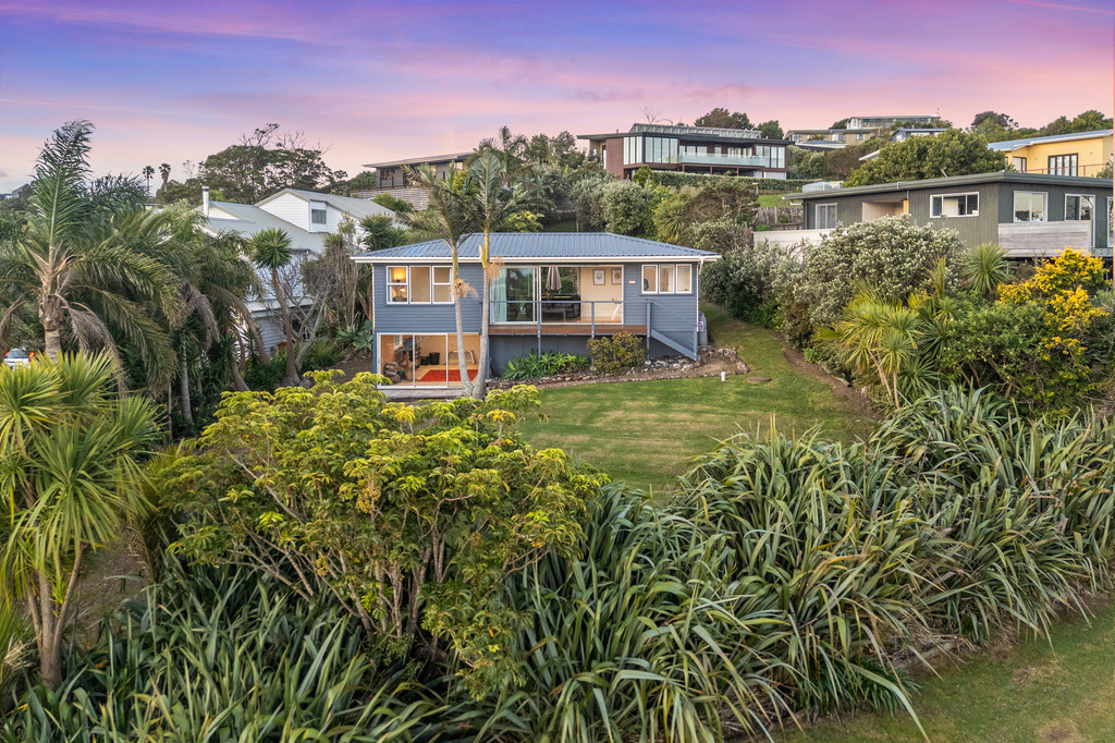 Seaviews and Sunsets – Escape to Surfdale