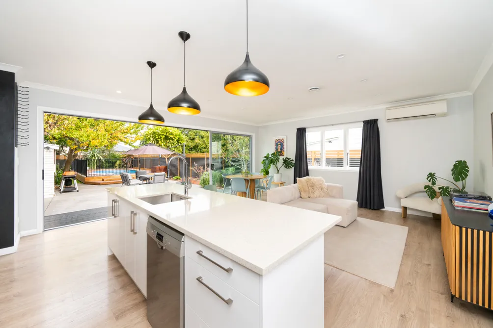 Sellers Leaving New Zealand - Must Be Sold