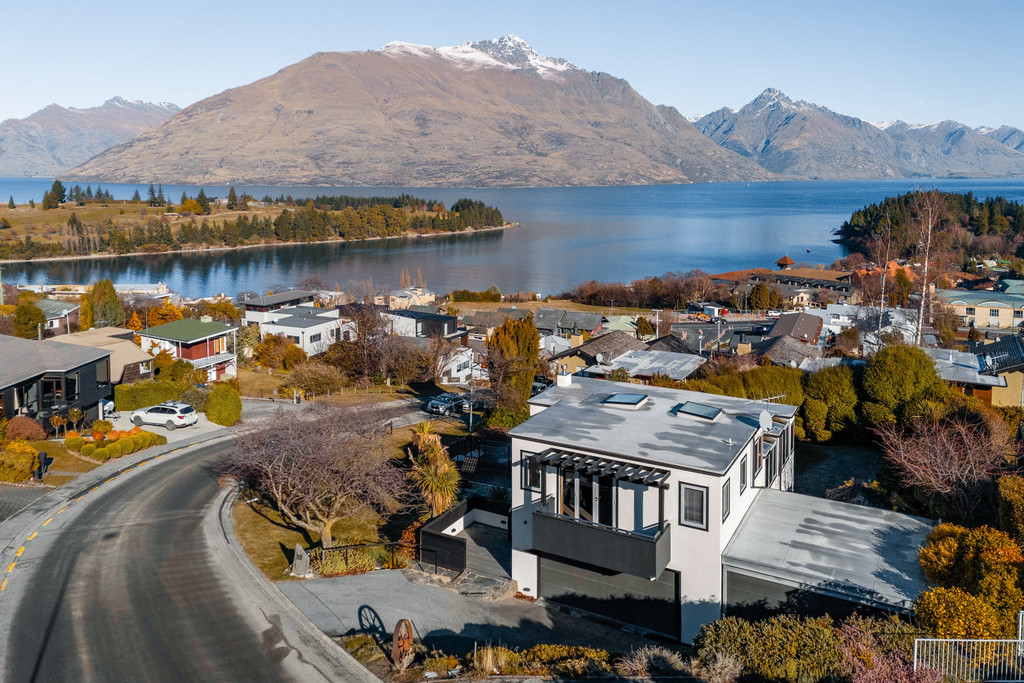 A Star on Queenstown Hill