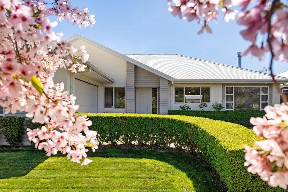 Spacious, Modern with Rural Outlook