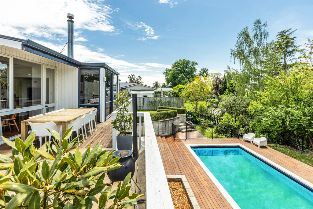 Entertainer with Pool in Premium Location