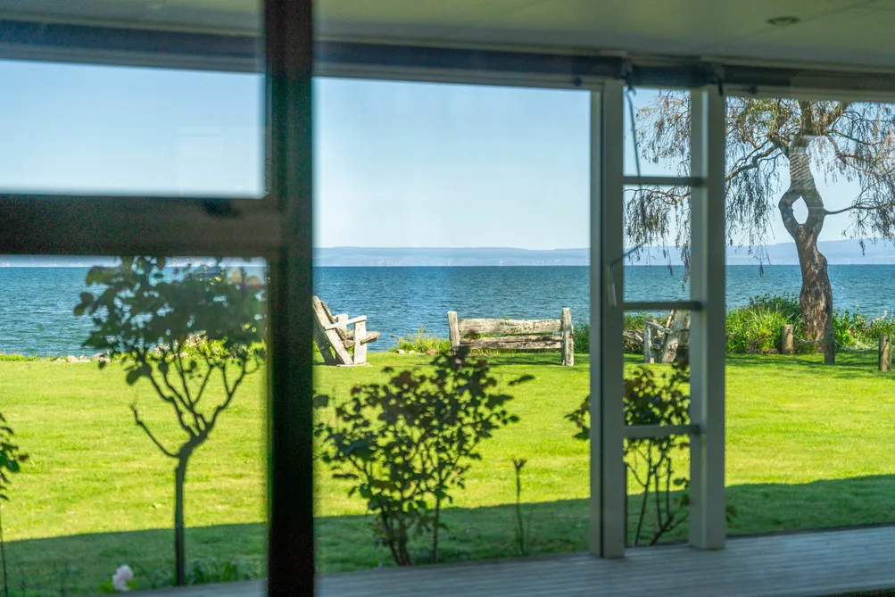 Lawn To Lake - Absolute Lakefront!