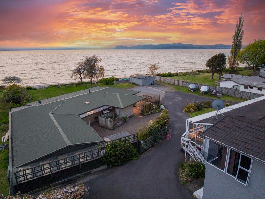 Lawn To Lake - Absolute Lakefront!
