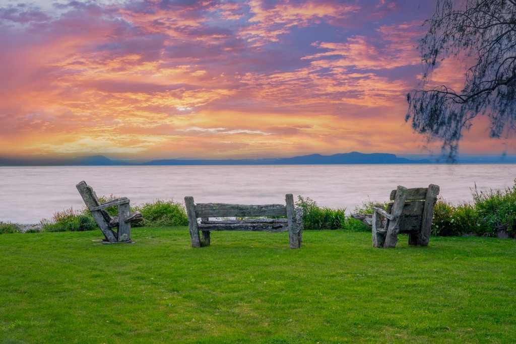 Lawn To Lake - Absolute Lakefront!