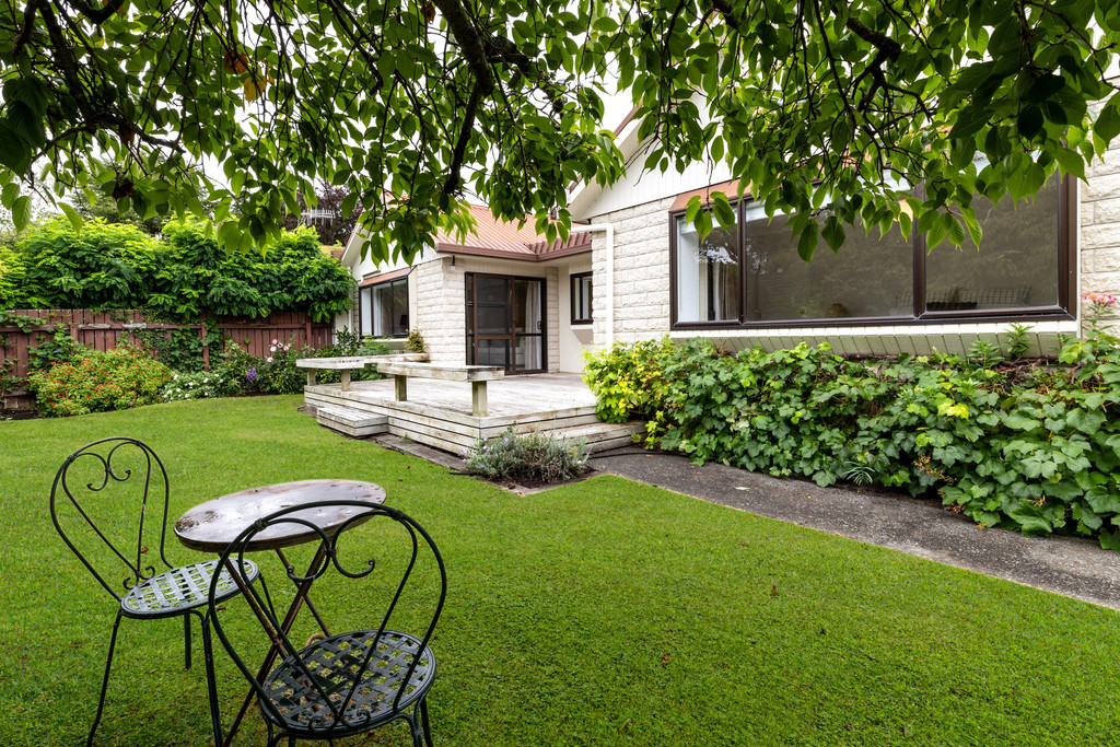 Charming and Private Garden Sanctuary