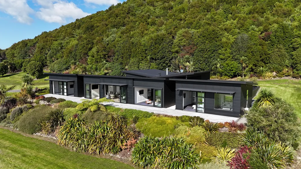 Refined Living With Wonderful Lake and City Views