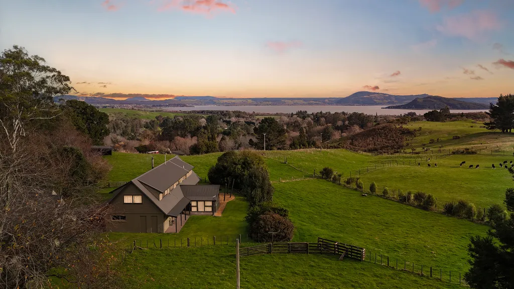 Elevated Lifestyle - Privacy, Views and Potential
