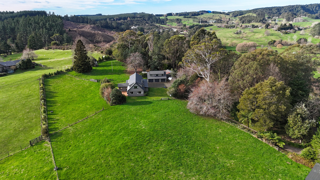 Elevated Lifestyle - Privacy, Views and Potential