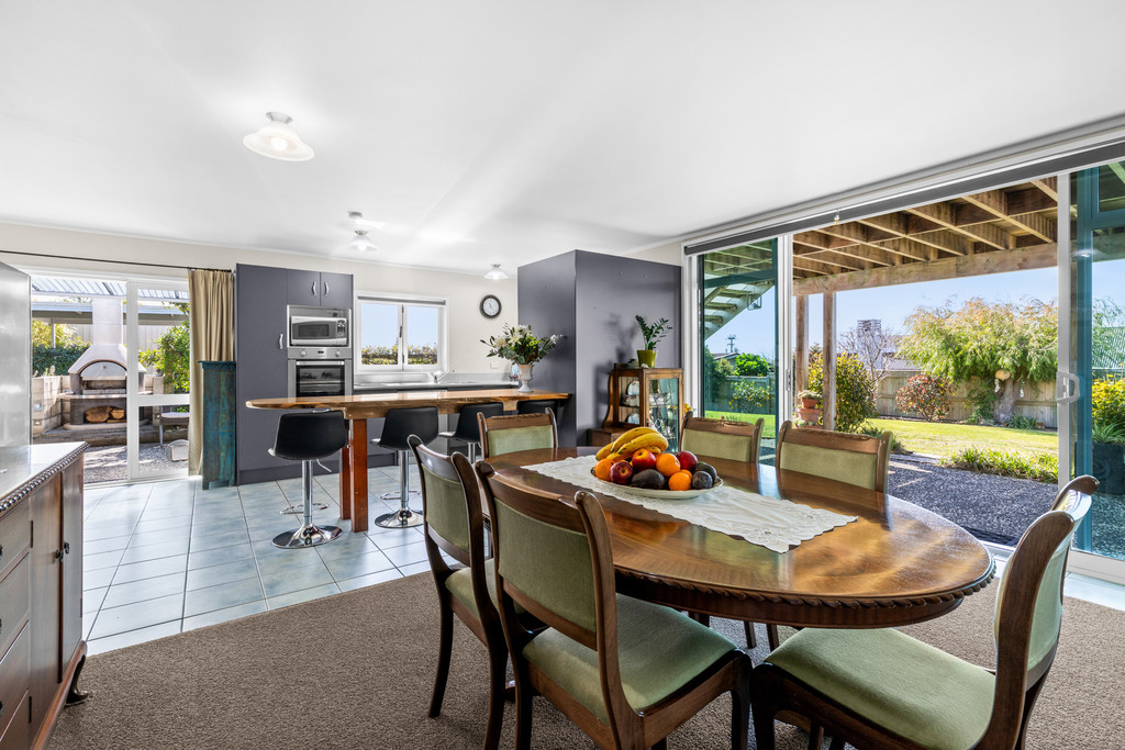 Perfect Blend of Space, Comfort and Coastal Living