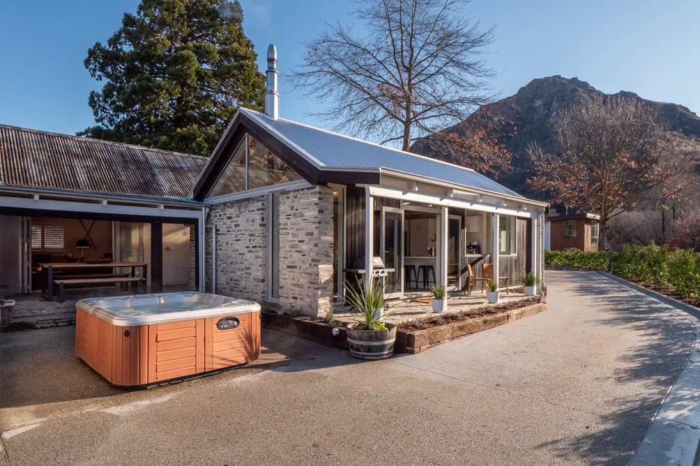 Manse Cottage – Live and Host