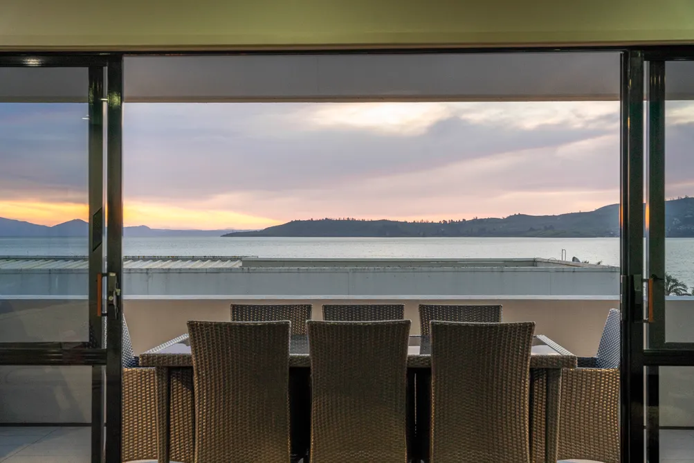 Lake And Mountain Views - Walk to the Water