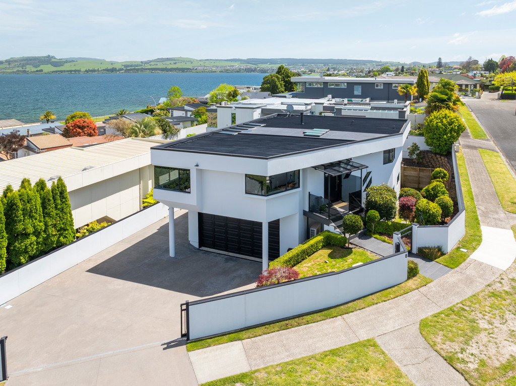Lake And Mountain Views - Walk to the Water