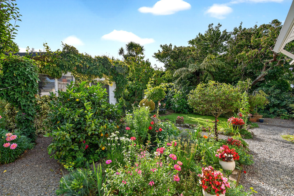 Timeless Railway Cottage with Studio