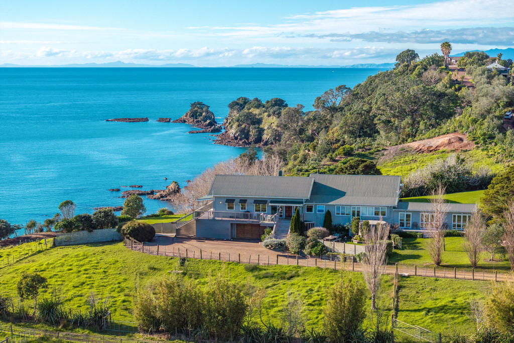 Rare Waiheke Waterfront - A Coastal Legacy