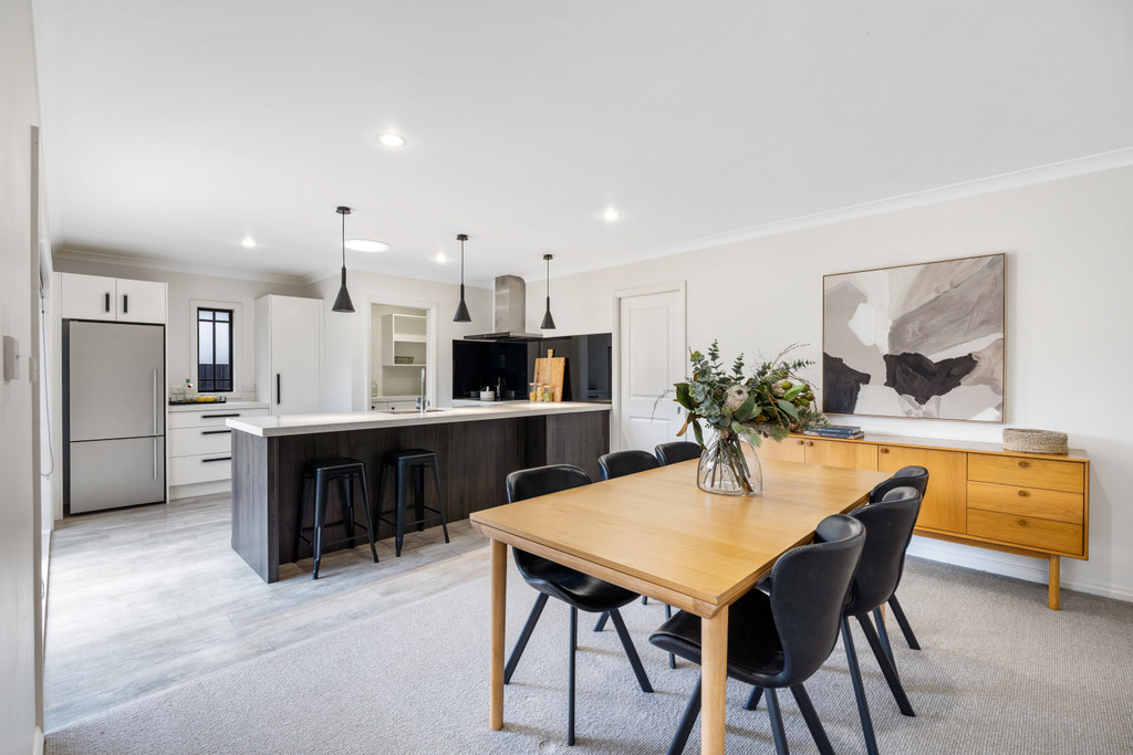 Stylish Family Home with Pool & Studio in Oaklands