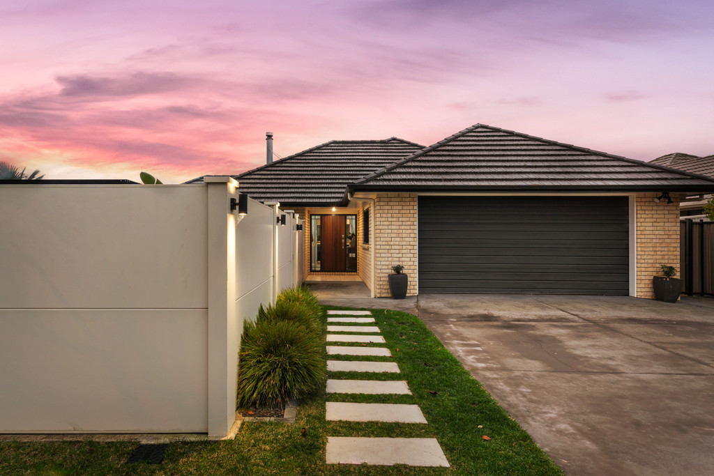 Stylish Family Home with Pool & Studio in Oaklands