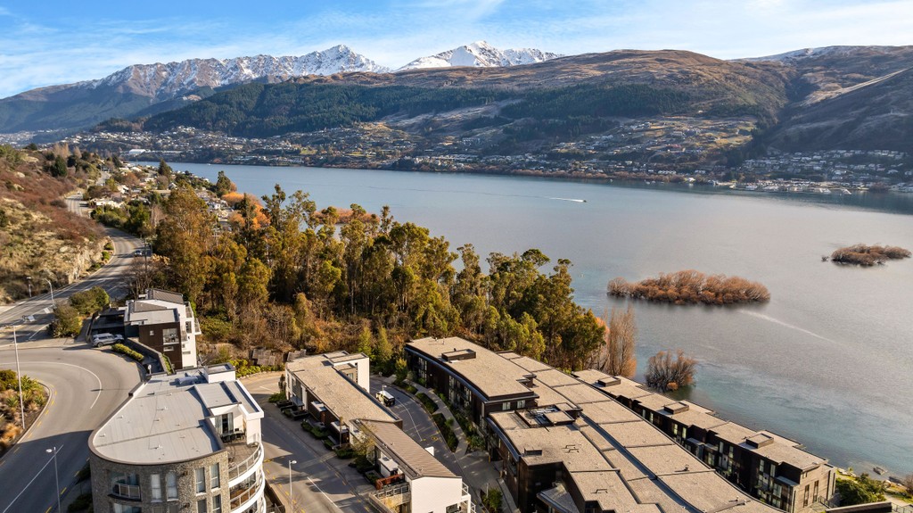 Rare Opportunity – Sun-Soaked, Lakeside Lifestyle