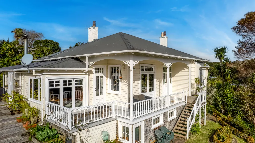 Charm, Breathtaking Views – Vendors Ready to Move