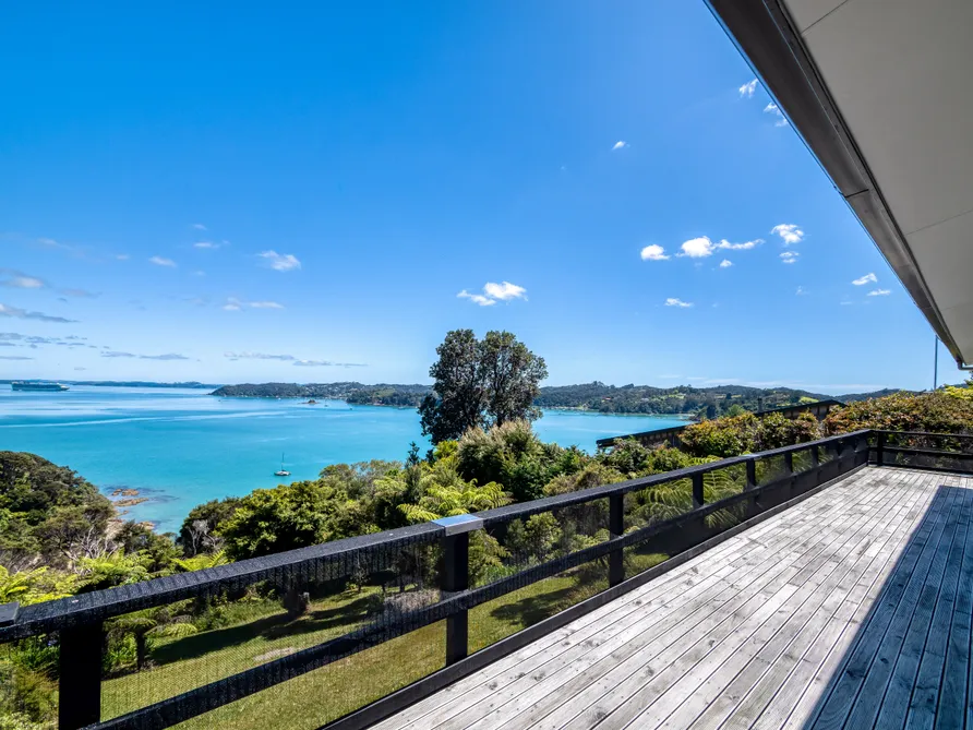 Panoramic Paradise: A Waterfront Canvas
