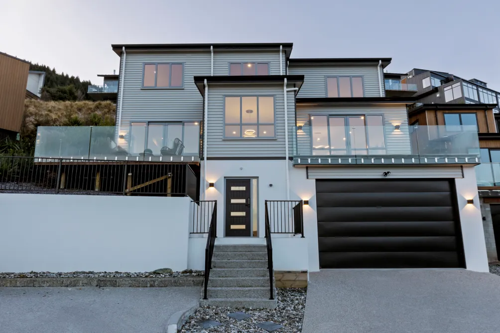Effortless Queenstown Living with Panoramic Views