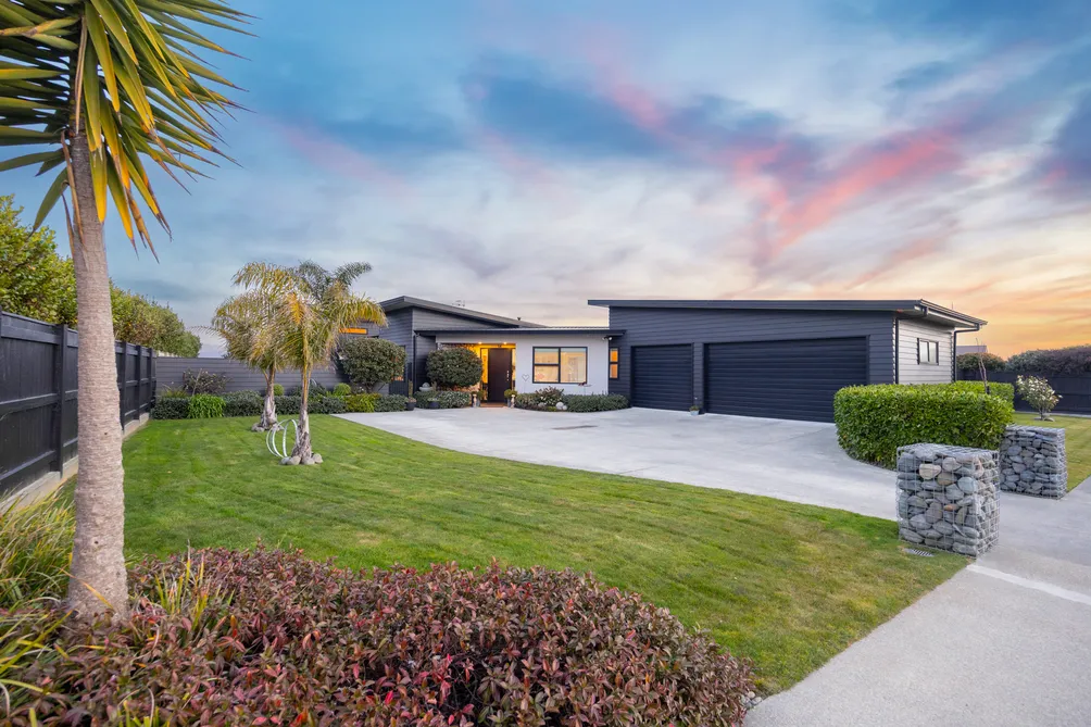 Hilltop Panoramic Views & Triple Garage