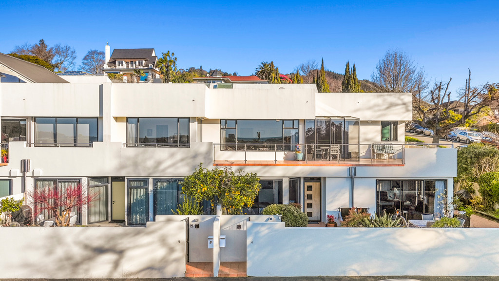 Spacious Executive Apartment with City & Sea Views