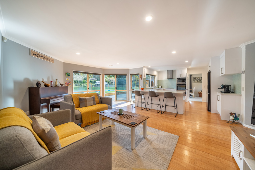 Space, Sunshine & Impressive Outdoor Living