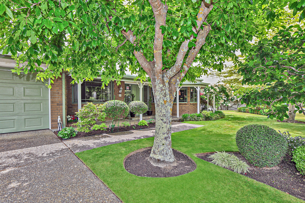 Maximum Street Appeal - A True Knightsbridge Gem