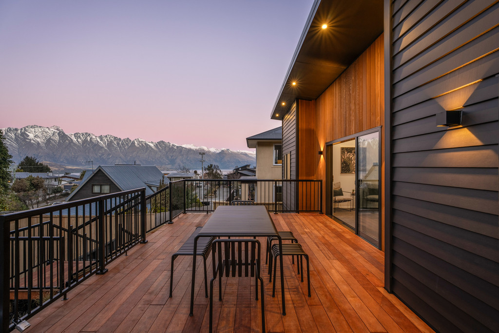 Brand New, Close to Town, Excellent Views