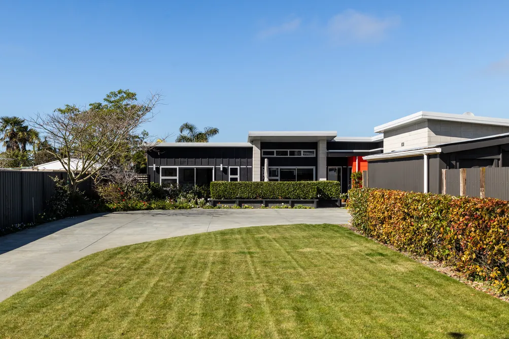 Easy Living in the Heart of Clive