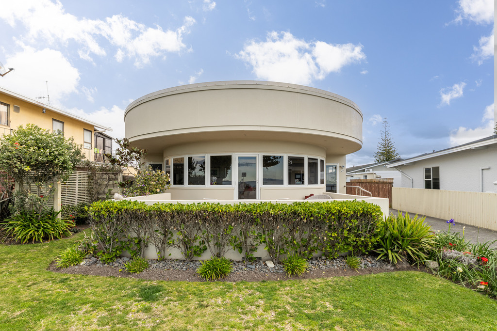 A Seaside Haven in Westshore – Move In Today