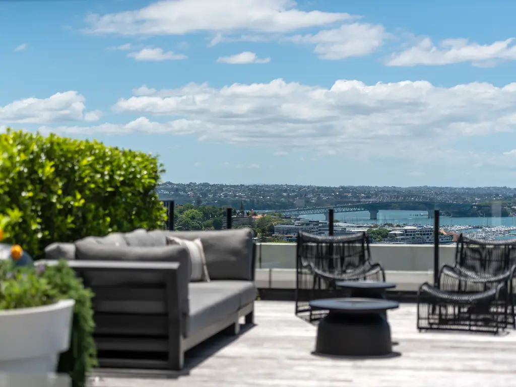 910-8 Hereford St-12