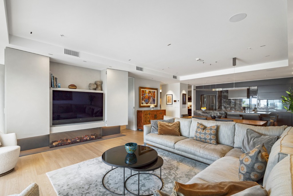 Elevated Luxury Apartment with Garden Deck