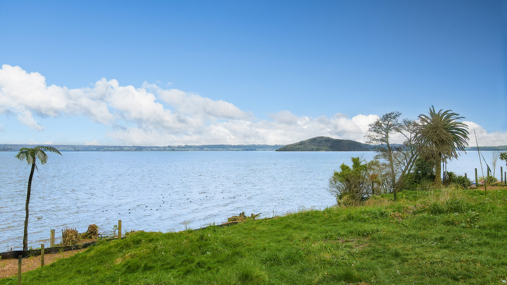 Lakefront Living at Hinemoa Point