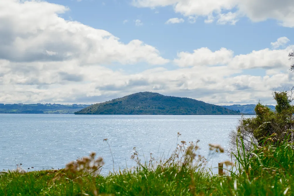 Lakefront Living at Hinemoa Point