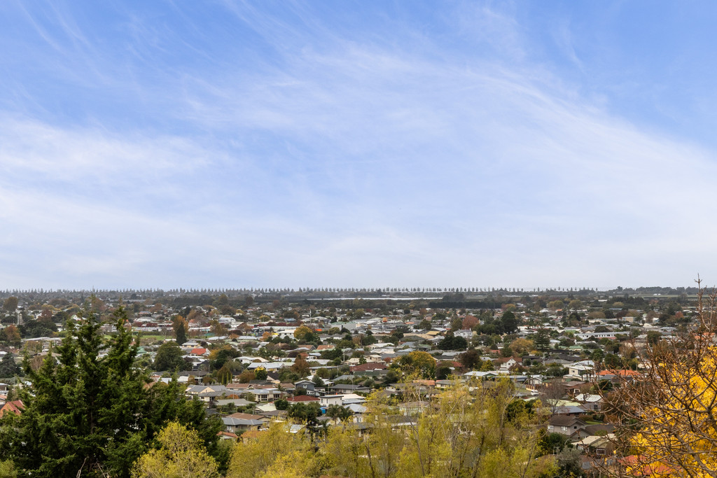 Lifestyle, Views, Two Homes and Extensive Garaging