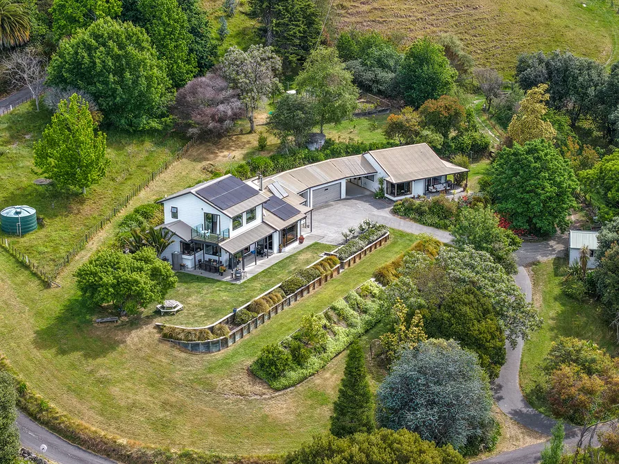 Lifestyle, Views, Two Homes and Extensive Garaging