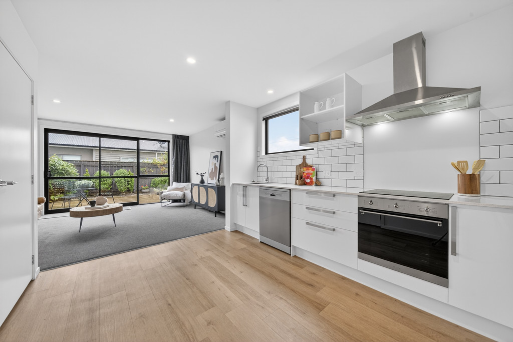 Sun-Filled Townhouse, Prime Location