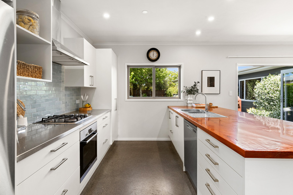 Stylish Living with Family Warmth in Frimley