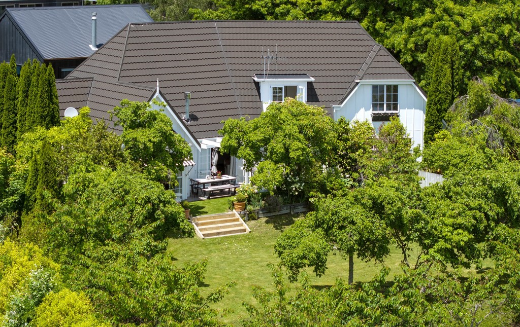 Character, Space & Lake Views on Pipi Street