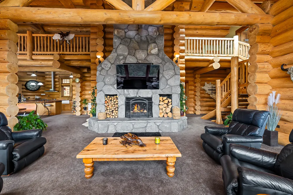 Yellowstone Lodge: Home and Income Opportunity