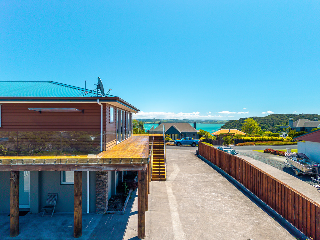 Multi-Generational Living or Investment in Russell