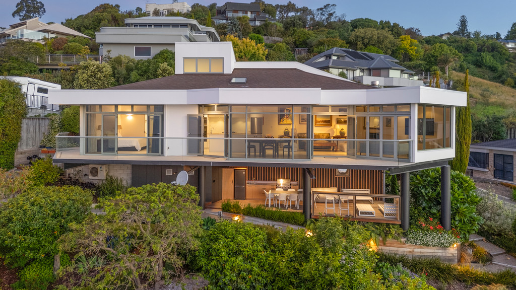 A Home Framed by the Sea
